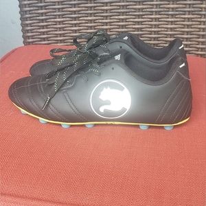 Puma boys soccer cleats US4